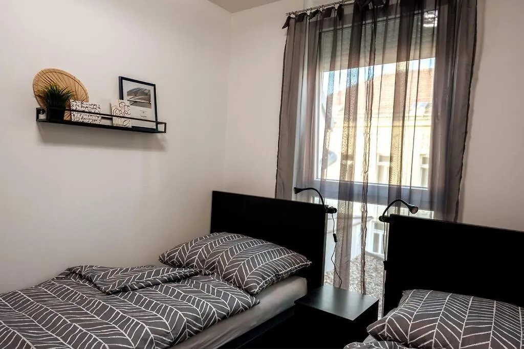 Huge Flat With Terrace & Parking And 3 Bed Rooms Wenen