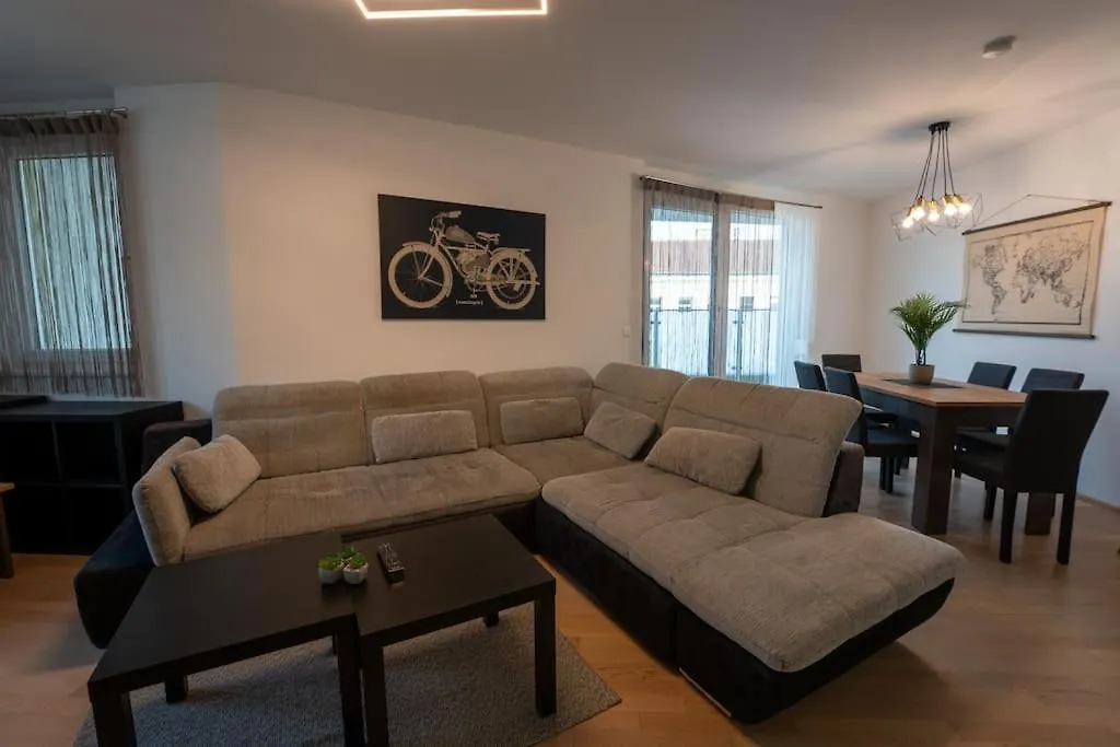 Huge Flat With Terrace & Parking And 3 Bed Rooms Wenen Appartement