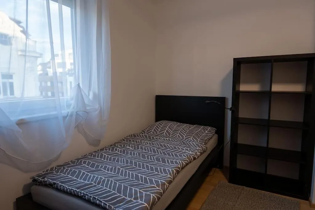 Appartement Huge Flat With Terrace & Parking And 3 Bed Rooms Wenen