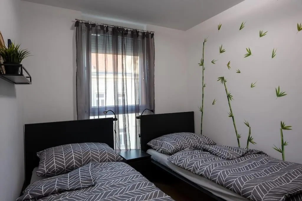 Appartement Huge Flat With Terrace & Parking And 3 Bed Rooms Wenen