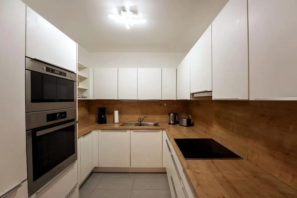 Huge Flat With Terrace & Parking And 3 Bed Rooms Wenen 0*,