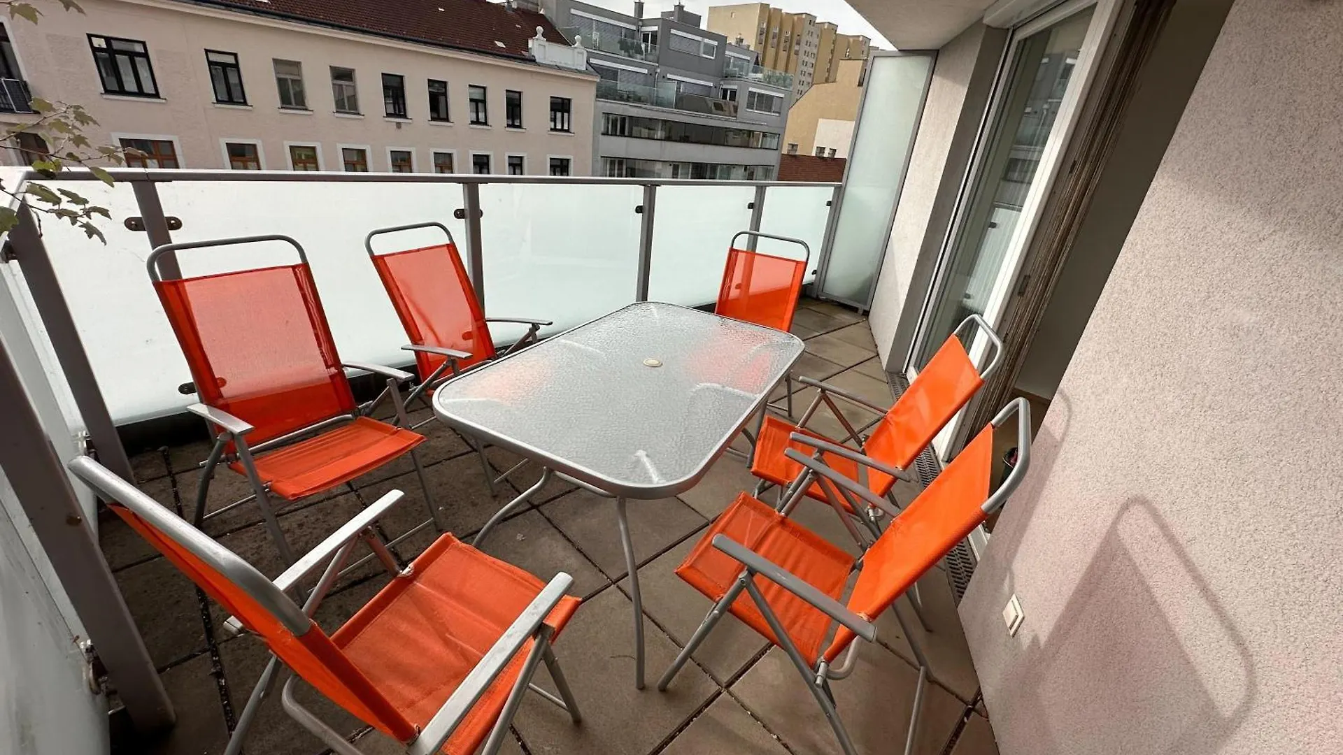 Huge Flat With Terrace & Parking And 3 Bed Rooms Wenen
